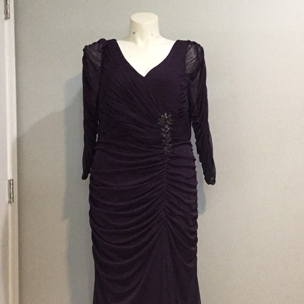 Adrianna Papell flattering plum ruched gown. Size 16 W.